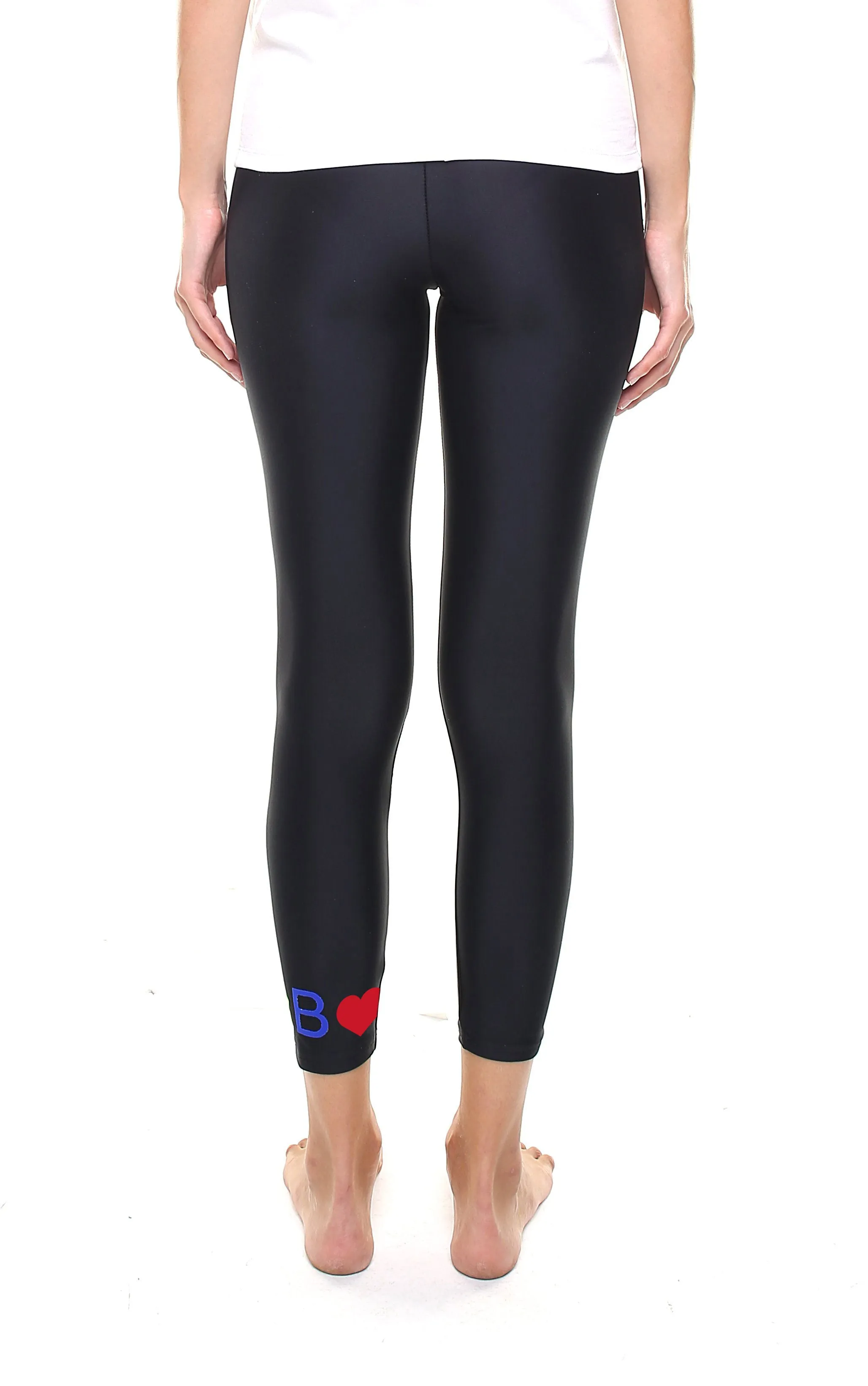 Leggings personalizzato con due cuori ed una lettera applicata sulla caviglia